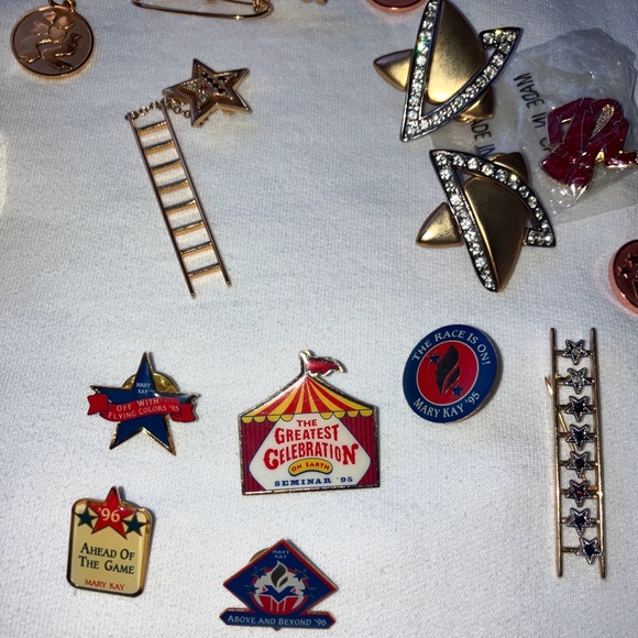 Mary Kay White Sweatshirt Seminar Watch Pins Books Collection Make an Offer! - Picture 4 of 13